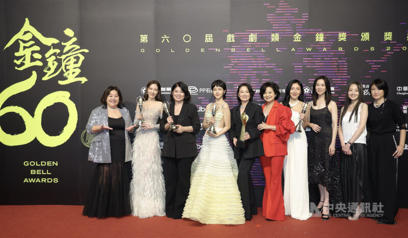 第60屆戲劇類金鐘獎頒獎典禮18日在台北流行音樂中心順利落幕，最終壓軸大獎戲劇節目獎由本屆最具人氣戲劇節目得主「影后」抱回，代表影集深獲觀眾與評審肯定，劇組演員團隊開心合影留念。中央社記者翁睿坤攝　114年10月18日