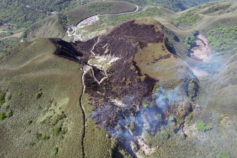陽明山國家公園七星山小油坑區域今年4月發生火警,火勢延燒超過5小時後撲滅,國家公園署評估燃燒面積約4.5公頃,完全復原約需1年。(讀者提供)