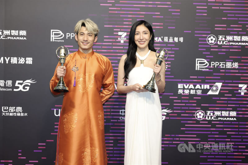 第60屆戲劇類金鐘獎頒獎典禮18日在台北流行音樂中心順利畫下句點,史上首名越南籍金鐘影帝連炳發(左)與首獲影后肯定的楊謹華(右)開心合影留念。中央社記者翁睿坤攝 114年10月18日