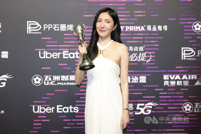 第60屆戲劇類金鐘獎影后寶座競爭激烈,18日晚間結果揭曉,由演員楊謹華(圖)以「影后」拿下,她在後台受訪留影時仍一度難掩情緒紅了眼眶。中央社記者翁睿坤攝 114年10月18日