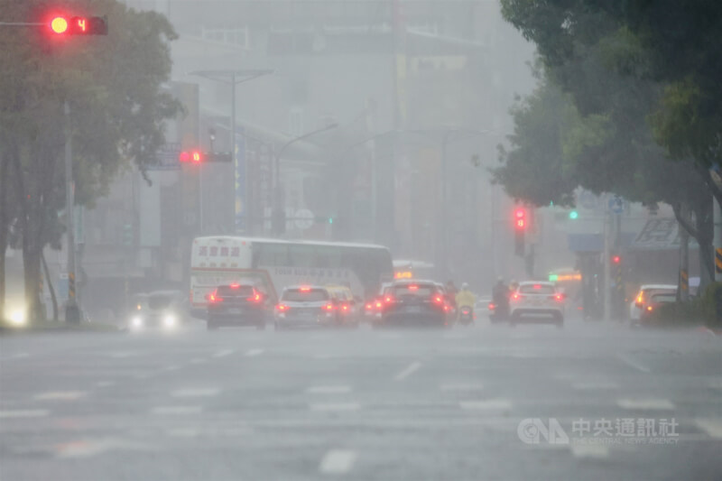受到颱風風神外圍環流與東北季風共伴效應影響，19日北、東部需防「大量降雨」致災；高溫因雲多降雨，低溫約至攝氏20度，圖為台北市南港區街頭雨景。中央社記者王飛華攝　114年10月19日