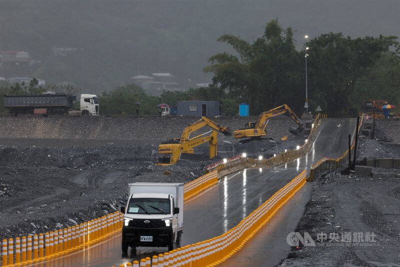 花蓮馬太鞍溪堰塞湖災害重創光復鄉,19日上午馬太鞍溪河床持續清淤,挖土機等大型機具在馬太鞍溪便道旁清淤。中央社記者吳家昇攝 114年10月19日