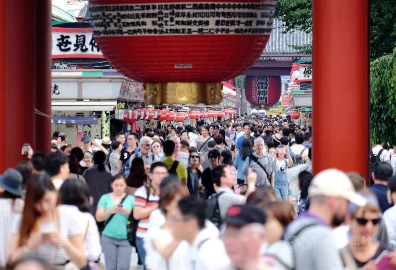 圖為東京淺草寺觀光人潮。(中央社檔案照片)