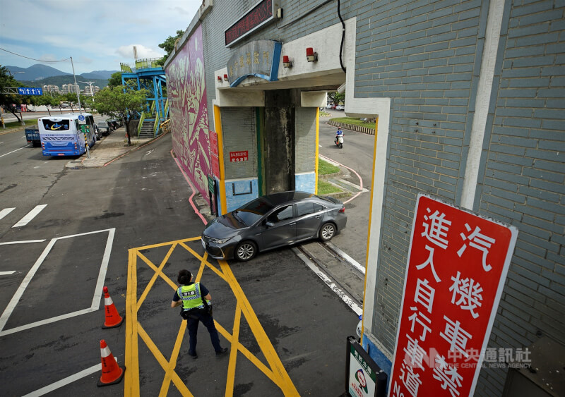 圖為北市河濱疏散門。(中央社檔案照片)