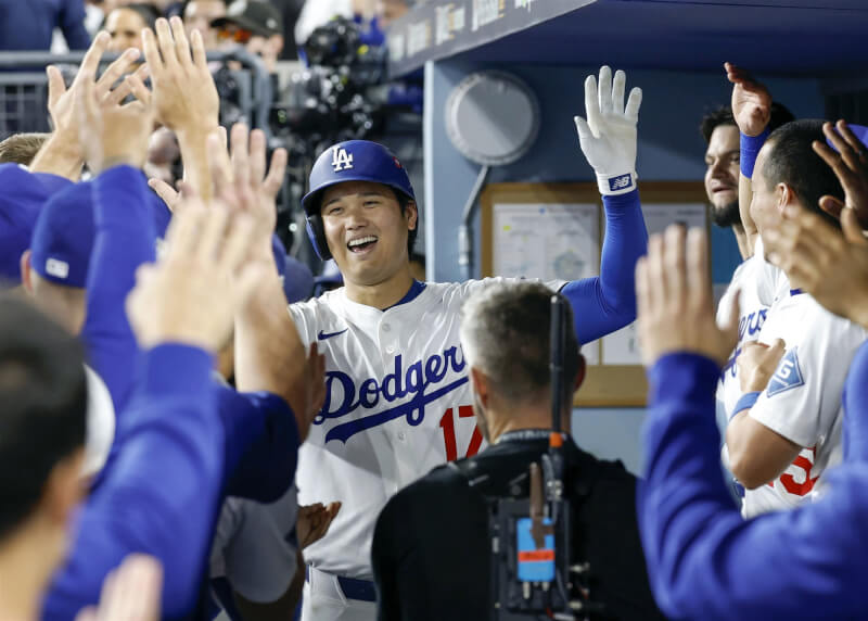 道奇隊大谷翔平(背號17)17日在MLB國聯冠軍系列賽第4戰,展現投、打兩端宰制力,打擊敲出3支全壘打,主投6局10K零失分。(共同社)