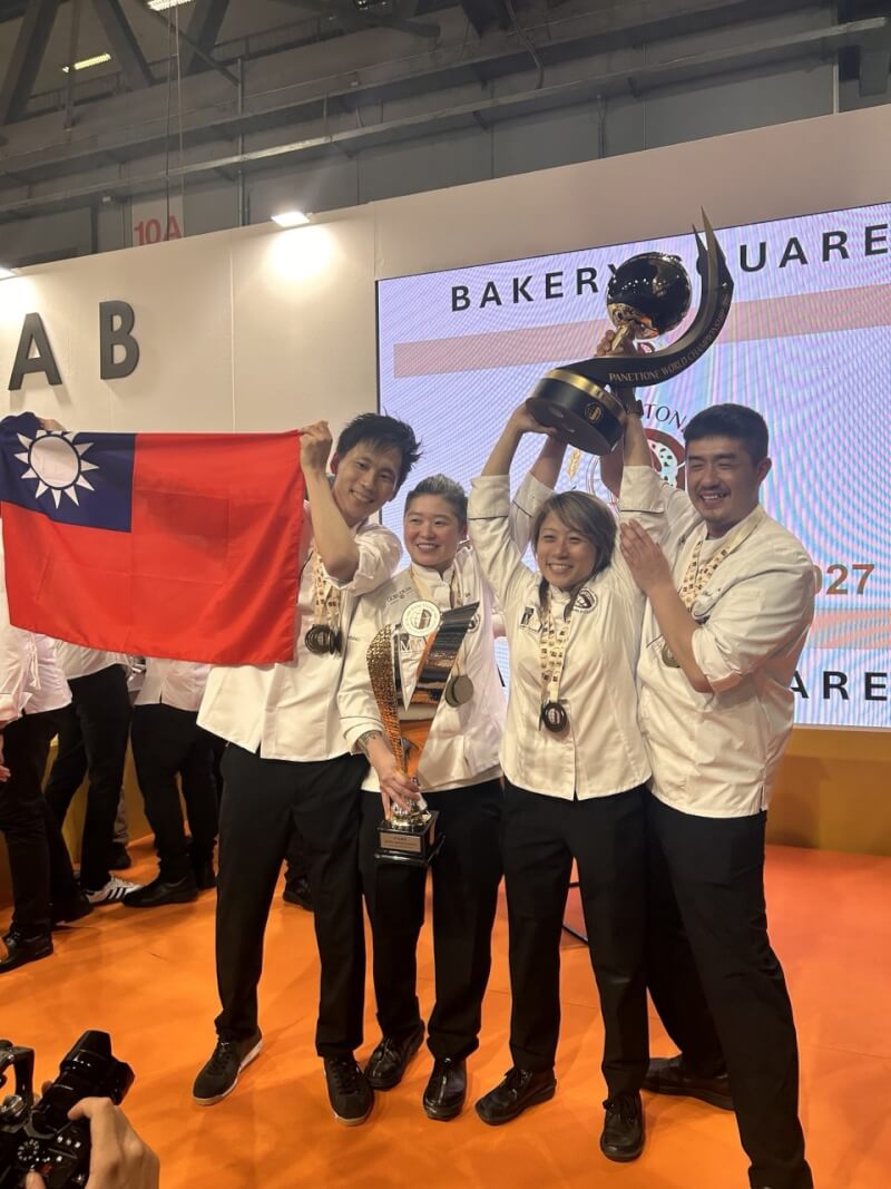 台灣隊18日勇奪2025年世界耶誕麵包錦標賽(Panettone World Championship)總冠軍,團隊舉國旗與獎座合影。(圖取自台灣駐米蘭辦事處臉書facebook.com)