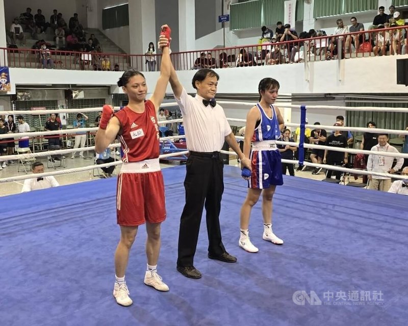 114年全國運動會在雲林,拳擊項目19日進入第2天賽程,「女拳四金釵」之一的好手吳詩儀(紅衣),在女子57公斤級首輪以5比0輕鬆過關、前進4強。中央社記者黎建忠攝 114年10月19日