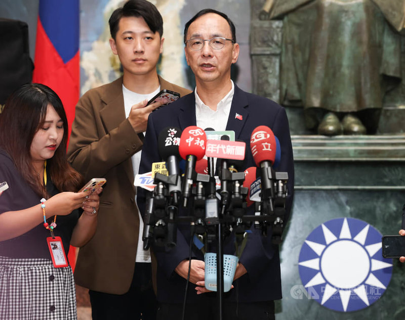 前立委鄭麗文當選下屆國民黨主席,不過有部分人士憂心鄭麗文恐「令不出黨中央」。現任黨主席朱立倫(中)19日受訪表示,最重要的是團結努力,呼籲少擔憂、多加油、大家團結努力。中央社記者謝佳璋攝 114年10月19日