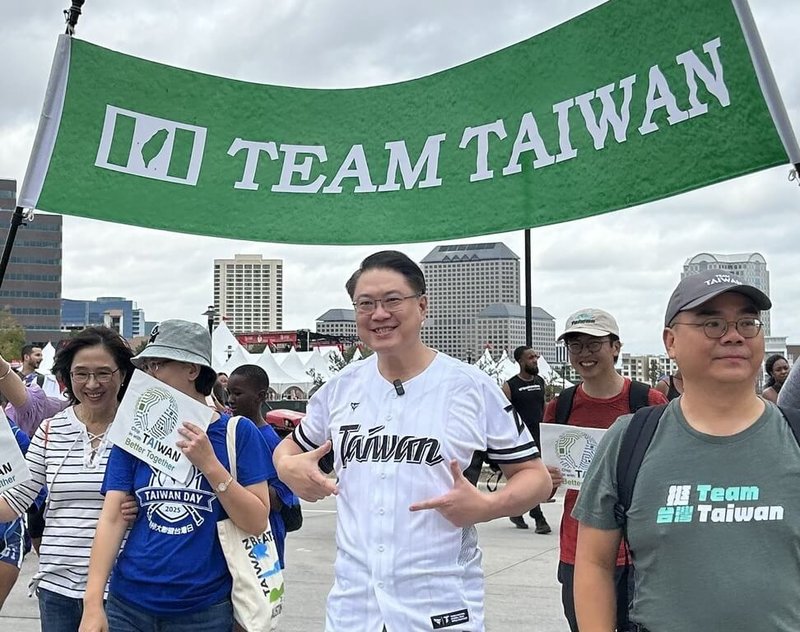 前民進黨秘書長林右昌(中)19日現身達拉斯Dallas Heart Walk健走活動。(林右昌辦公室提供)中央社記者葉素萍傳真 114年10月19日