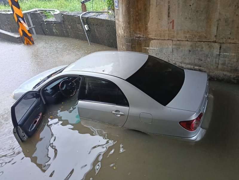 林姓男子19日上午開車行經宜蘭縣頭城鎮外澳里往接天宮一處地下道,未留意水深已達輪胎,不慎熄火拋錨,成了泡水車。林男表示,日前就已有車輛在此處拋錨,早就可以處理的問題,卻拖著沒處理。(林姓男子提供)中央社記者王朝鈺傳真 114年10月20日