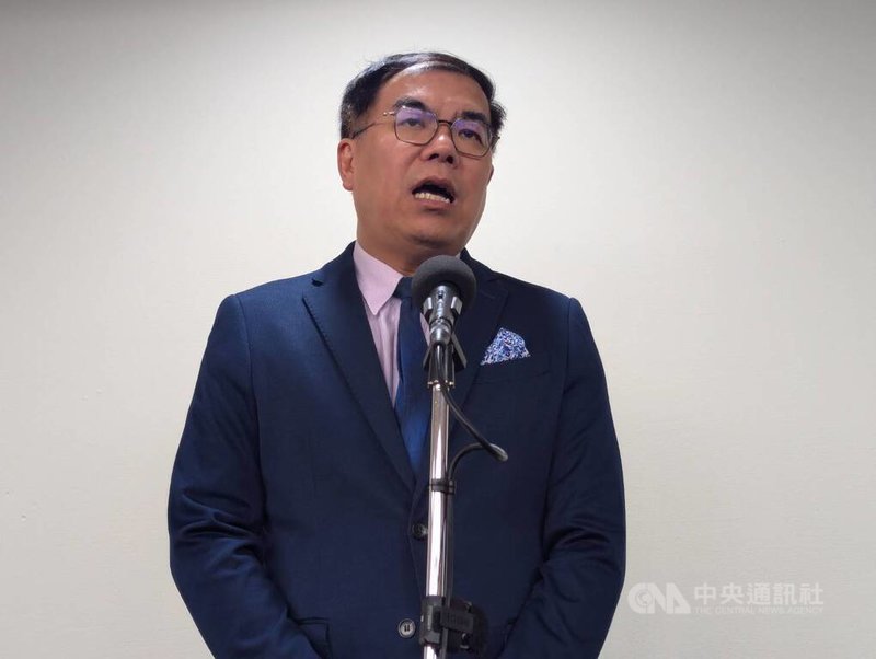 環境部長彭啓明20日赴立法院社會福利及衛生環境委員會備詢,會前接受媒體聯訪時表示,台灣將會制定水面型光電環評相關標準,希望透過科學討論和各方意見,114年底前提出相關規定。中央社記者張雄風攝 114年10月20日