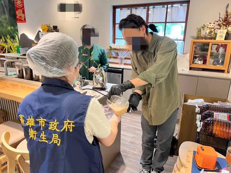 高雄市衛生局針對轄內手搖飲店、冰果店、咖啡店及餐廳等現場調製販售場所抽驗,把關食安。(高雄市衛生局提供)中央社記者蔡孟妤傳真 114年10月20日