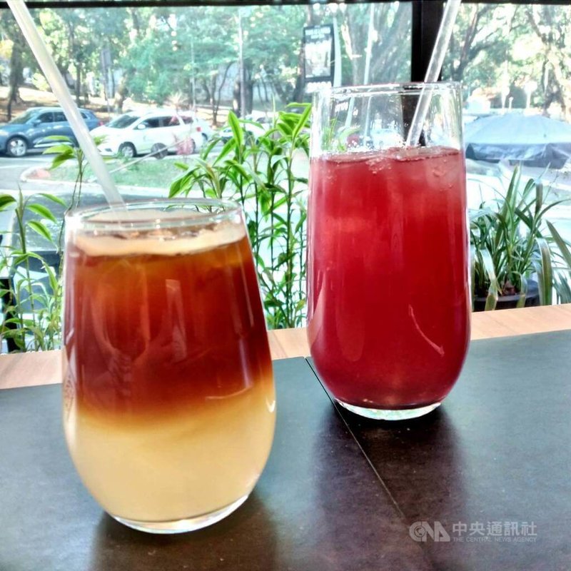 無酒精飲品正迅速成為巴西Z世代與千禧世代年輕人的新寵。他們注重健康與生活美學,傾向融合創意與視覺的零酒精調酒、咖啡、茶飲,以及清爽有層次的氣泡飲品,展現時尚又自我風格的飲食態度。中央社記者唐雅陵聖保羅攝 114年10月20日