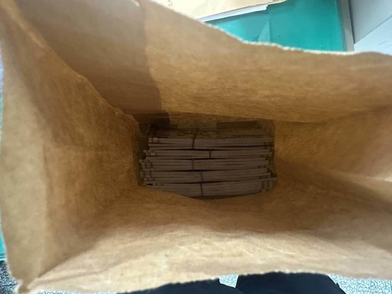 台中市警方20日說明,有民眾誤信靈骨塔使用憑證可換成權狀,初次交付新台幣59萬元後發現有異,警方利用雙方第2度面交60萬元時前往埋伏,將詐團成員逮捕。(民眾提供)中央社記者郝雪卿傳真 114年10月20日