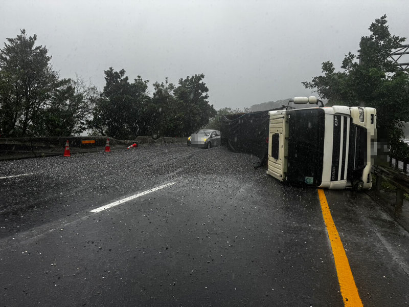 梁姓男子20日上午10時許駕駛砂石車,行經新北市瑞芳區台62線時不慎側翻,車斗內的砂石散落至路面,僅剩外線可供通行,現場於下午2時排除完畢,恢復通車。(讀者提供)中央社記者王朝鈺傳真 114年10月20日