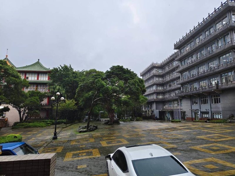 中國文化大學指出，因共伴效應帶來風雨影響，20日下午3時起全校停課，21日全校課程改採遠距教學方式進行。（讀者提供）中央社記者許秩維傳真　114年10月20日