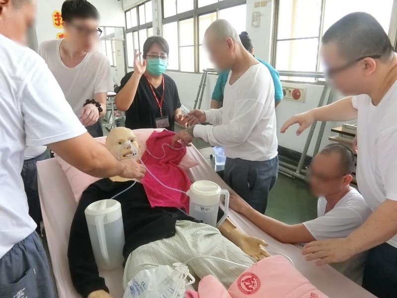 法務部矯正署雲林第二監獄為114年首辦「照顧服務員職業訓練班」，16名學員從5月開始上相關課程、實習，10月時參加檢定，全數通過。（雲林第二監獄提供）中央社記者蔡智明傳真　114年10月20日