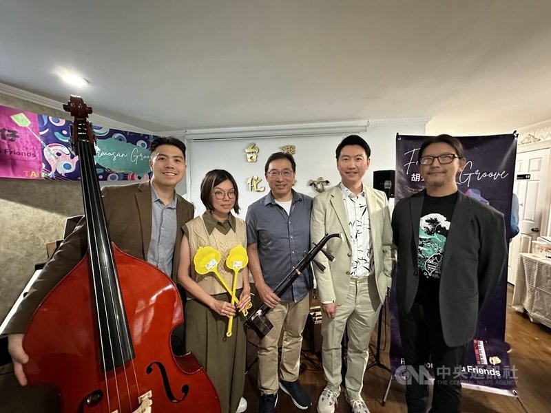旅美23年的李欣怡(左2)今年終於實現製作音樂發行的夢想,她與音樂圈友人18日在華府台灣文化中心舉行專輯發表會。她受訪說,素人也能做專輯,鼓勵大家勇於追夢。中央社記者侯姿瑩馬里蘭州攝 114年10月20日