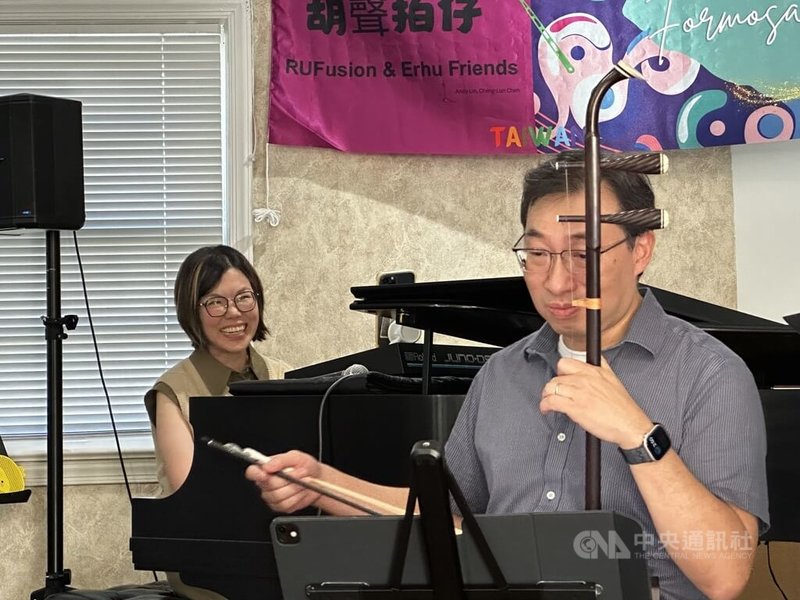 旅美23年的李欣怡(左)今年終於實現製作音樂發行的夢想,她想告訴大家,「素人也可以做專輯」。圖為李欣怡和音樂圈友人18日在華府台灣文化中心舉行專輯發表會。中央社記者侯姿瑩馬里蘭州攝 114年10月20日