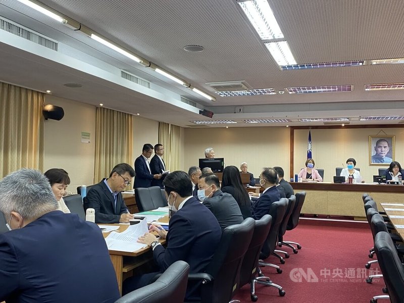 有立委20日在立法院內政委員會質詢時提到,美英制裁柬國詐團首腦陳志曾多次出入台灣,是否有蒐集國際情資和能力處理;警政署長張榮興答詢表示,有透過FBI主動聯繫和掌握,已報北檢指揮偵辦中。中央社記者黃麗芸攝 114年10月20日