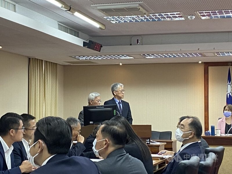 立法院內政委員會20日上午進行強化總統安全警衛作業專題報告和備、質詢。民眾黨立委黃國昌表示,針對海外資金挹注的媒體跟監多名國家政要,應調查鏡週刊是否涉及中資或港資,並當場公開告發報案;警政署長張榮興(後左)說,黃國昌告發,就受理案件偵辦。中央社記者黃麗芸攝 114年10月20日