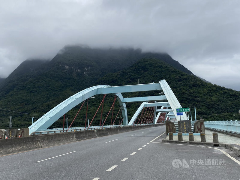 立霧溪邊坡坍塌造成燕子口堰塞湖,立霧溪水位持續上漲,下游的太魯閣大橋恐受影響,公路局20日考量人車安全,不排除在大橋南北端(省道台9線168k+391、169k+209)採取封閉措施。中央社記者李先鳳攝 114年10月20日