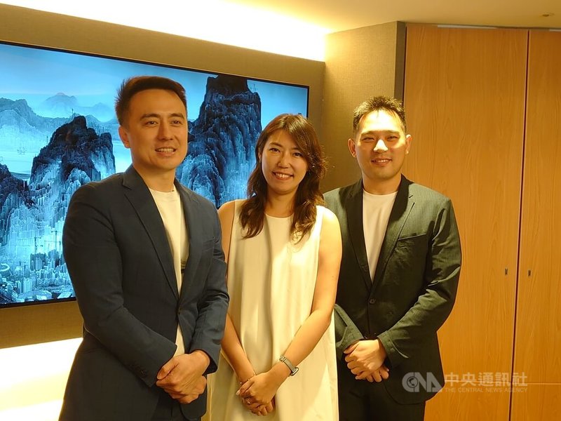 雲豹能源20日舉辦媒體交流會,總經理趙書閔(中)受訪表示,在儲能及綠電業務成長驅動下,今年前3季營收達54.9億元,已超越去年全年營收37.93億元水準,明年在遞延工程挹注下,營收可望更上層樓。中央社記者張建中攝 114年10月20日