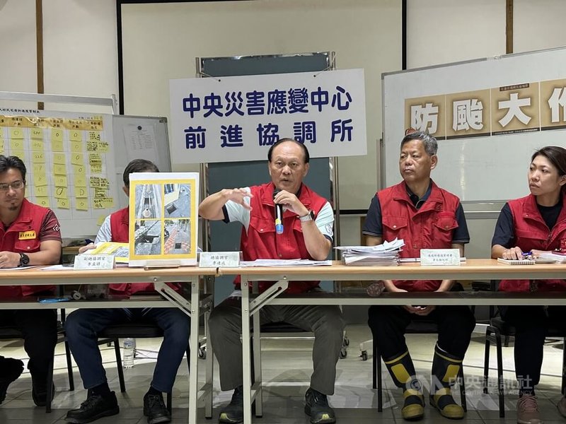 遭馬太鞍溪堰塞湖溢流重創的花蓮光復鄉,目前40公里側溝和下水道已完成清理,但有不少水溝蓋遺失。中央災害應變中心前進協調所總協調官季連成(右3)20日表示,趁水災偷水溝蓋如造成人員死傷,最重可處無期徒刑。中央社記者李先鳳花蓮攝 114年10月20日