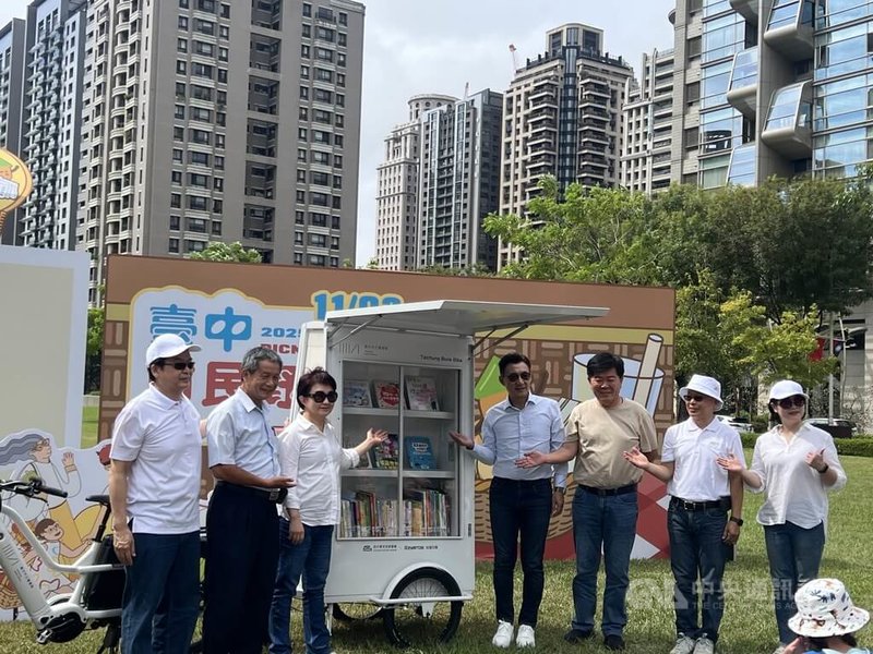 「台中市民野餐日」11月2日登場,台中市長盧秀燕(左3)10月20日與立法院副院長江啟臣(右4)在記者會歡迎民眾一起野餐,現場還有行動圖書館供借閱。中央社記者郝雪卿攝 114年10月20日