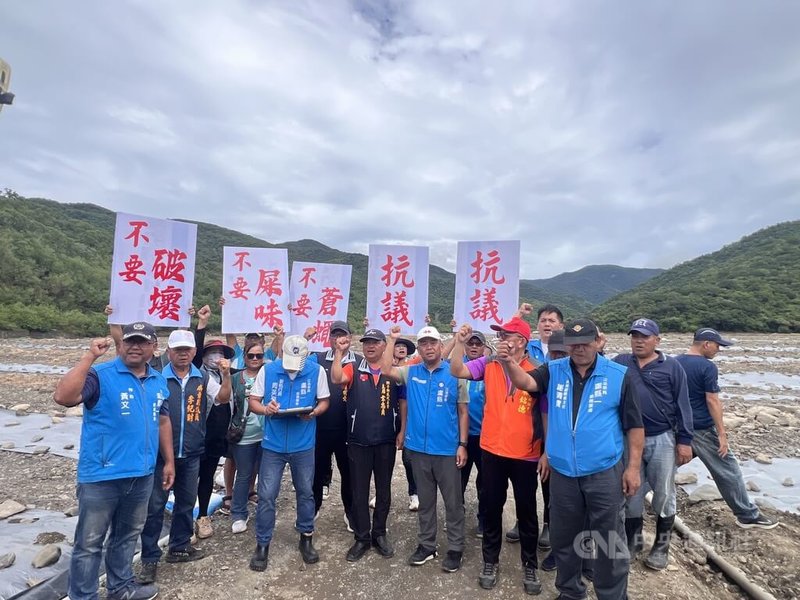 屏東縣楓港溪河床種西瓜,長年雞糞異味影響附近新路部落,國民黨立委盧縣一(前右3)20日邀集各單位現勘,現場聚集約50名民眾抗議,高喊「拒絕蒼蠅」、「遠離屎味」等口號。中央社記者李卉婷攝 114年10月20日