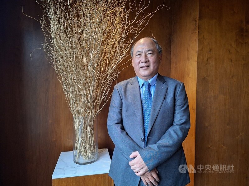 金融資訊服務商嘉實預計11月下旬掛牌上櫃,暫定承銷價為80元。董事長徐文伯20日表示,將以AI技術與跨境布局為發展雙引擎,並計劃透過SysJust日本子公司打造國際版「XQ全球贏家」,切入全球華人美股交易市場,明年營收將力拚比今年成長。中央社記者何秀玲攝 114年10月20日