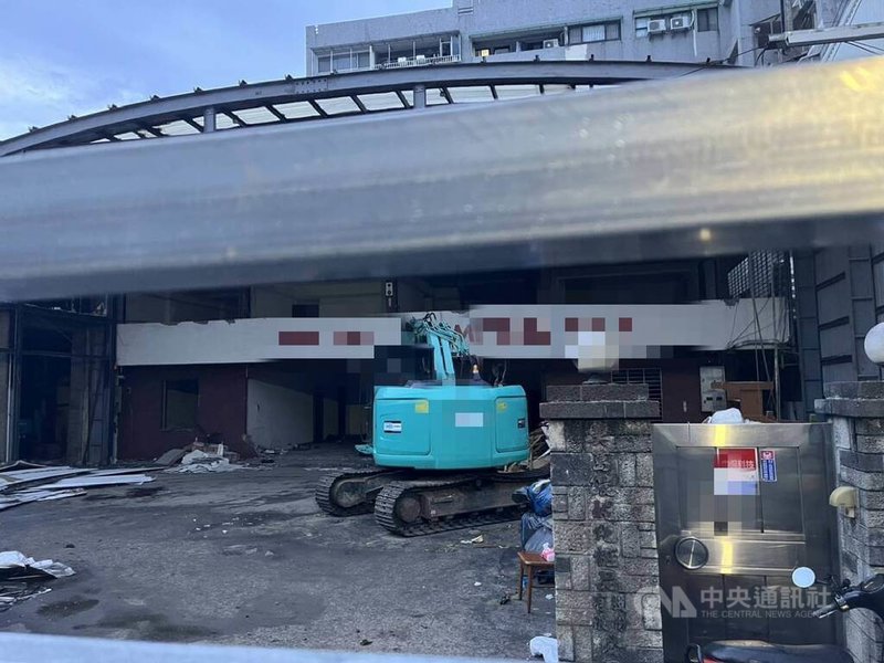 台中市太平區一處工地20日下午發生工安意外,在進行拆除作業時,一名工人不慎從2層樓高平台墜落,傷重不治。(翻攝照片)中央社記者蘇木春傳真 114年10月20日