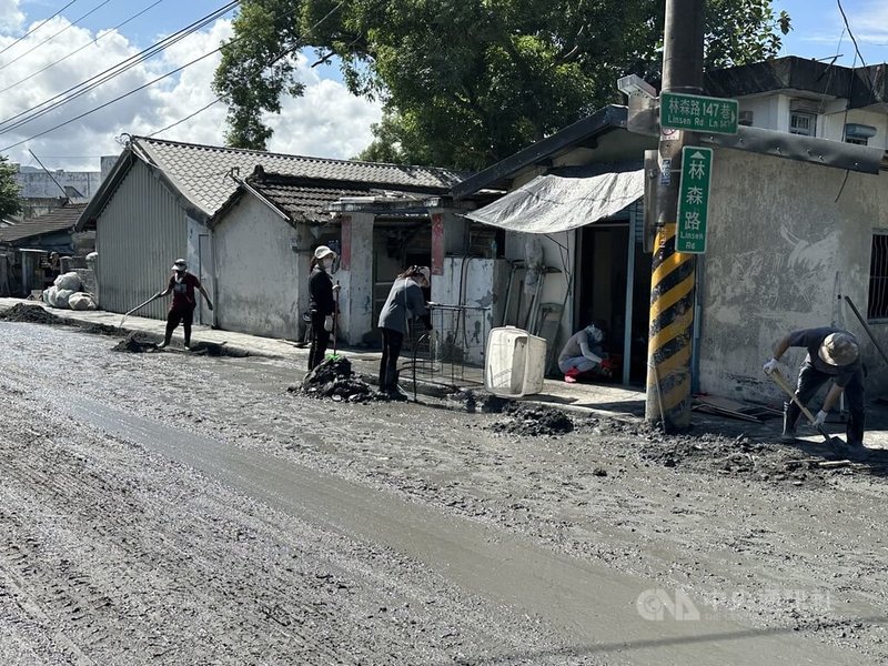 馬太鞍溪堰塞湖潰流重創花蓮光復,近日於側溝和下水道清理完後發現疑似有不少水溝蓋遺失。警方20日表示,初步研判可能因清理廢棄物、搬運土石或施工後未及時復原所致,尚無明確不法跡象。圖為民眾清淤作業情形。中央社記者李先鳳攝 114年10月20日