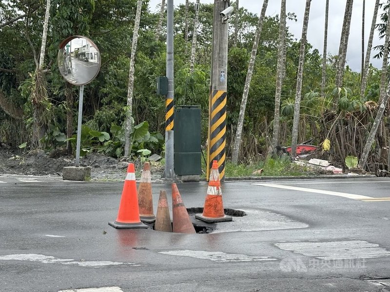 馬太鞍溪堰塞湖潰流重創花蓮縣光復鄉,目前當地側溝和下水道清理告一段落,但有不少水溝蓋遺失,街區可見不少地方先用橘色交通錐擺放示警,提醒用路人留意。中央社記者李先鳳攝 114年10月20日