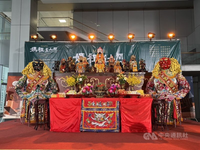 短影集「媽祖在人間」透過戲劇展現媽祖用慈悲陪伴的能力幫助有困境者,20日在台北舉辦啟動祈福記者會,北港朝天宮媽祖更率10間媽祖廟共襄盛舉。中央社記者洪素津攝 114年10月20日