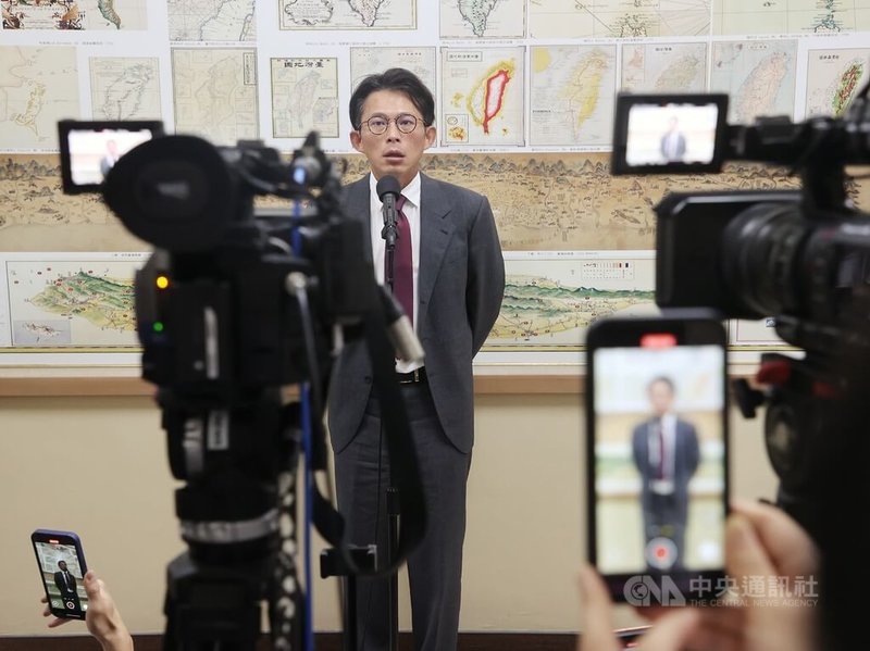 國民黨主席當選人鄭麗文的立場遭質疑影響藍白合。民眾黨主席黃國昌(圖)20日在立法院受訪表示,鄭麗文跟中國是否有溝通,他不清楚;若沒有事實基礎就抹紅、抹黑,他比較難回答。中央社記者郭日曉攝 114年10月20日