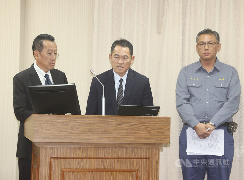 海軍參謀長邱俊榮（中）20日在立法院答詢表示，當初規劃潛艦海鯤號測試期程為6個月是「過分樂觀」，但向美方租借的操雷驗證系統效期至民國115年5月，有信心把握在租約到期前完成潛射操雷。左為國防部長顧立雄、右為台船董事長陳政宏。中央社記者郭日曉攝　114年10月20日