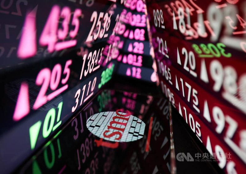 台股20日開高走高,終場上漲386.26點,收27688.63點,刷新收盤新高紀錄,成交值新台幣4858.59億元。台積電與鴻海聯手拉抬,分別上漲30元、12元。中央社記者謝佳璋攝 114年10月20日