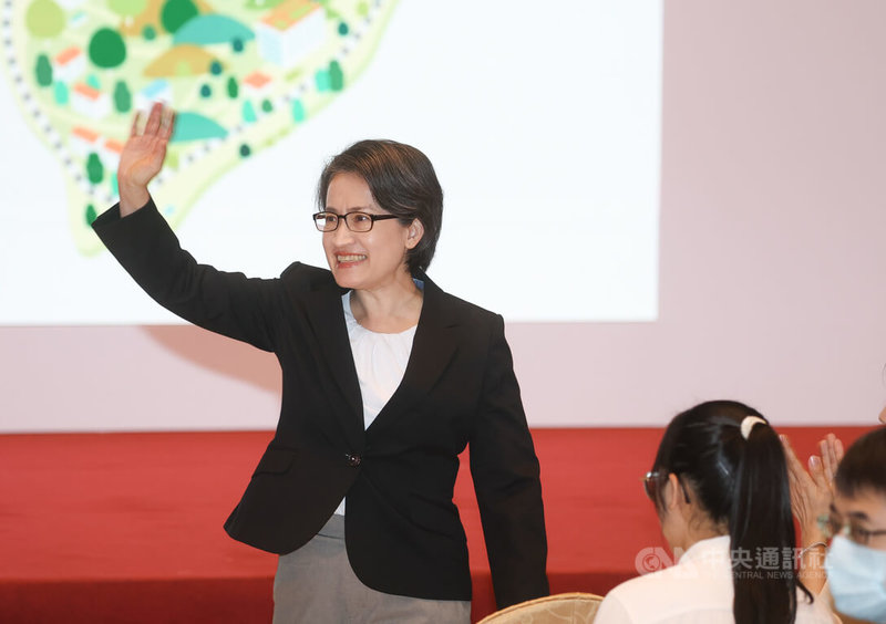 副總統蕭美琴(圖)20日在台北車站出席2025台灣科普環島列車開幕式,向與會者揮手致意。中央社記者謝佳璋攝 114年10月20日