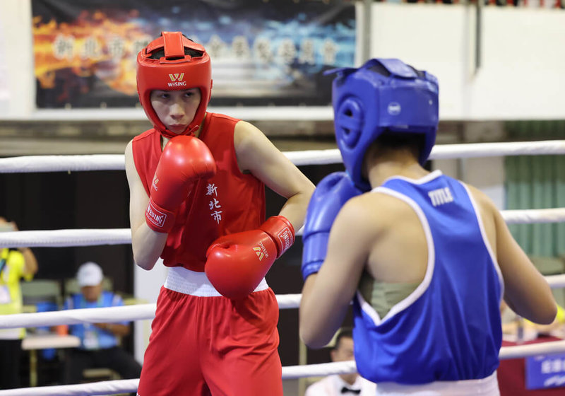 台灣女子拳擊好手林郁婷（左）20日在114年全運會60公斤級首輪登場，打到對手直接丟毛巾棄賽。（114年全國運動會籌備處提供）中央社記者黎建忠傳真　114年10月20日