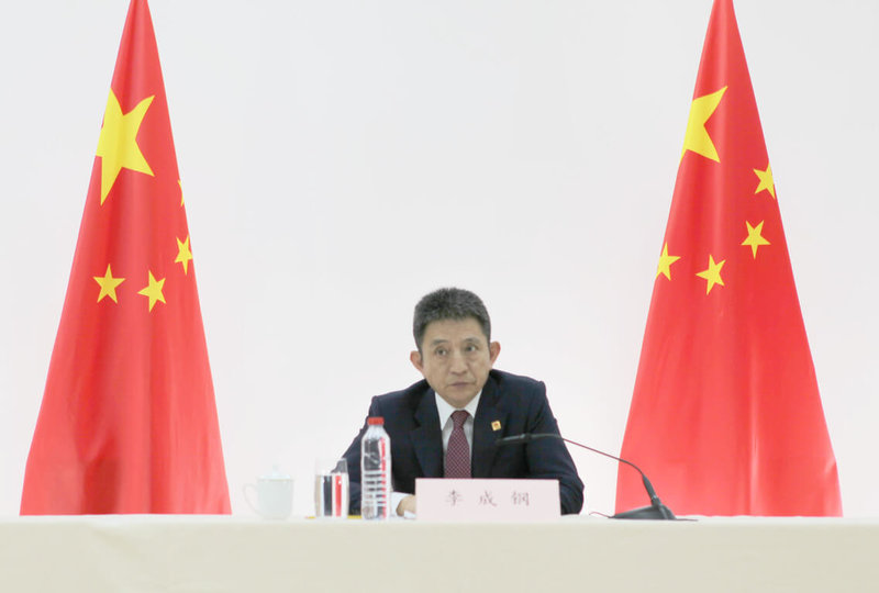 新華社今天報導,中國國家主席習近平免去李成鋼的中國常駐世界貿易組織代表、特命全權大使,兼常駐聯合國日內瓦辦事處和瑞士其他國際組織副代表職務。圖為今年9月美中就TikTok等經貿問題在西班牙馬德里舉行會談,李成鋼見記者。(中新社提供)中央社 114年10月20日