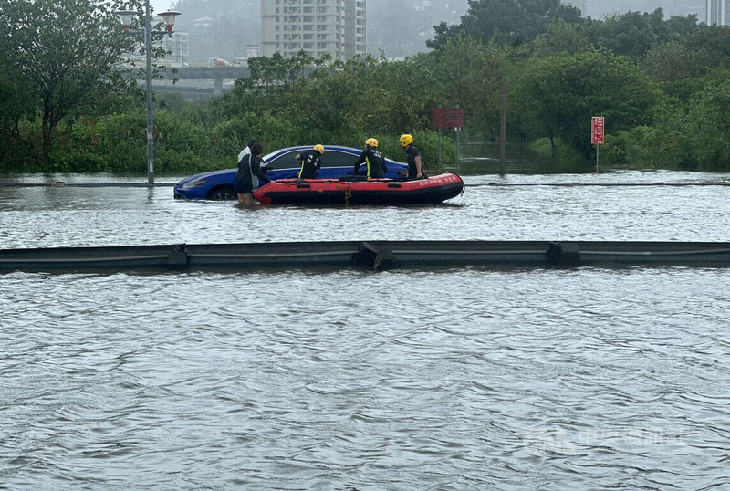 受豪大雨、抽水站抽水及大潮影響,20日上午新北市二重疏洪道內道路積水,一部自小客車受困,經警消救援,車上2人順利脫困。(翻攝照片)中央社記者王鴻國傳真 114年10月20日