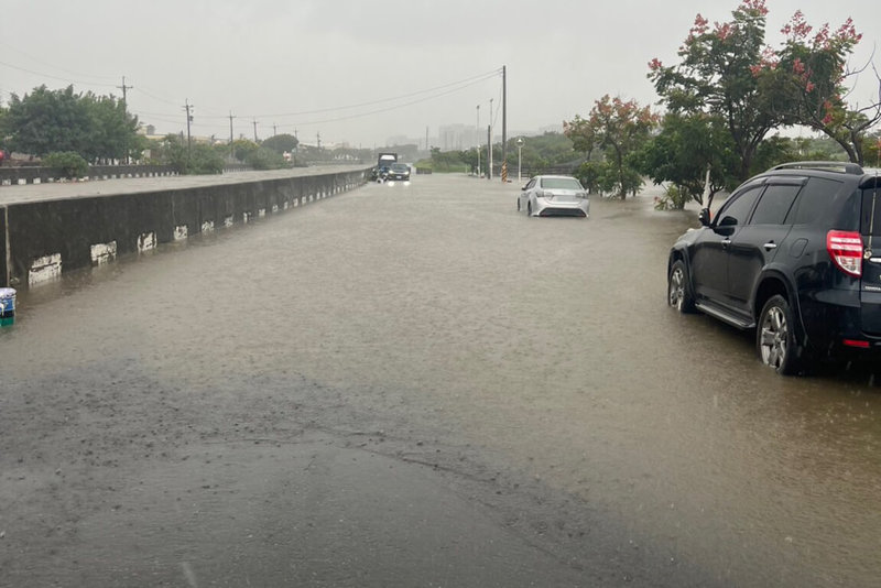 受東北季風及颱風風神外圍環流共伴影響,桃園市從19日晚間開始下雨,桃園市政府水務局20日下午發布新聞稿表示,大小積淹水點合計34處,多在沿海4區內,目前積淹水情形已排除。(桃園市政府水務局提供)中央社記者吳睿騏桃園傳真 114年10月20日