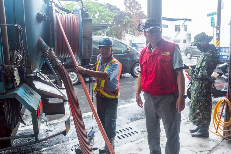 馬太鞍溪堰塞湖中央災害應變中心前進協調所宣布，光復鄉40公里長的側溝已完成清理，19和20日光復鄉下雨未見積水，通過初步考驗。圖為總協調官季連成（紅背心者）19日巡視側溝。（民眾提供）中央社記者盧太城花蓮傳真　114年10月20日