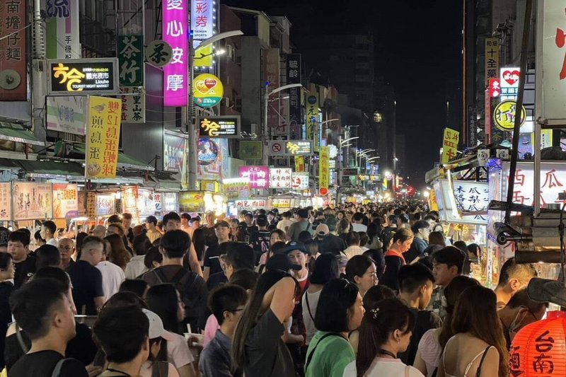 高雄市經發局20日表示,韓國女團BLACKPINK於18、19日重返高雄開唱,創造全市逾新台幣3億元觀光產值,展現演唱會經濟帶動的經濟效益。(高雄市經發局提供)中央社記者蔡孟妤傳真 114年10月20日