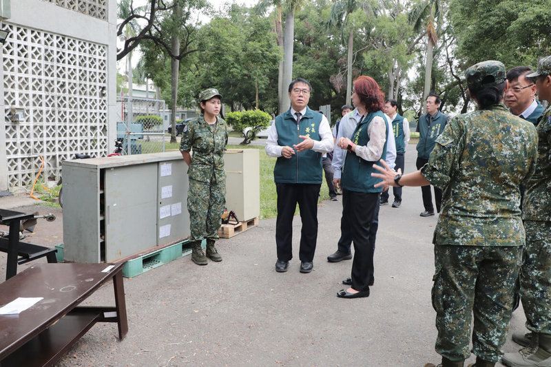 國防部規劃將陸軍砲兵訓練指揮部從台南市永康區搬遷到關廟區新建營區,台南市長黃偉哲(前左2)20日前往永康營區關心部隊搬遷作業。(台南市政府提供)中央社記者楊思瑞台南傳真 114年10月20日
