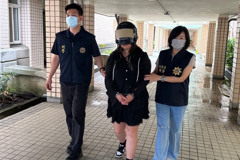 航空警察局表示,台灣籍林姓女子(中)5、6月間在網路認識一名自稱經營跨國生意非常忙碌的男子,她因心動進而交往,雙方並以老公、老婆相稱。男子甚至提供免費住宿及機票,招待林女前往中國四川、泰國曼谷旅遊,但「老公」因忙於工作無法現身,希望林女幫忙將「禮品」帶回台灣送給客戶,誰知竟被查出大麻。(航空警察局提供)中央社記者吳睿騏桃園機場傳真 114年10月20日