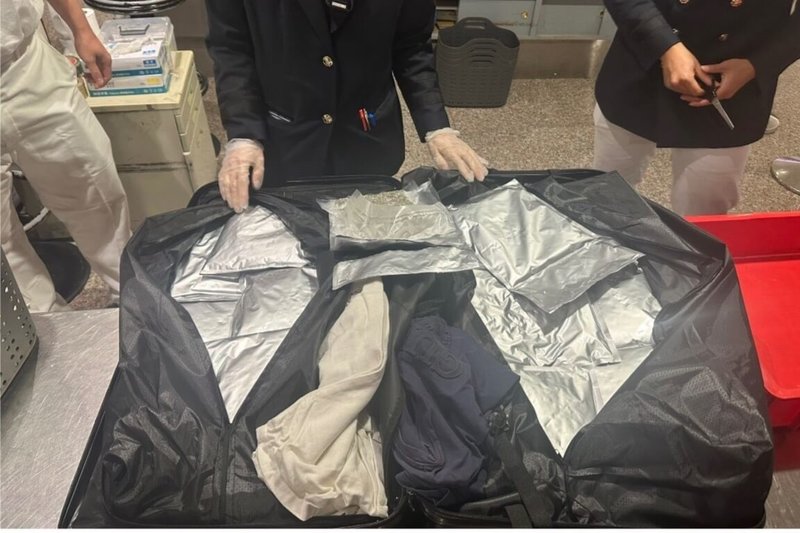 航空警察局20日表示,台灣籍女子疑似遭網路愛情詐騙,7月間自泰國為「老公」帶回重達11.89公斤的毒品大麻,遭台北關與航警局破獲,依違反毒品危害防治條例送桃園地檢署並於近日起訴。(航空警察局提供)中央社記者吳睿騏桃園機場傳真 114年10月20日
