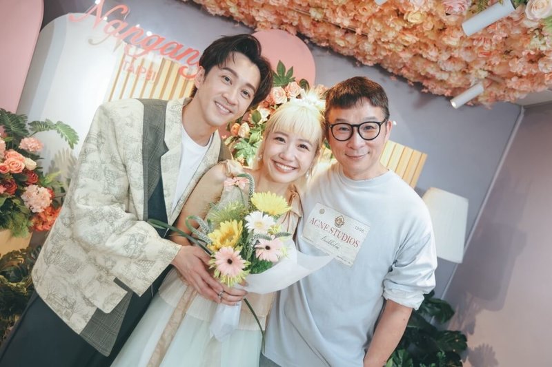 藝人陳漢典(左)、Lulu黃路梓茵(中)20日正式登記結婚,老闆陳鎮川(右)也親自到場見證送祝福。(天地合娛樂提供)中央社記者洪素津傳真 114年10月20日