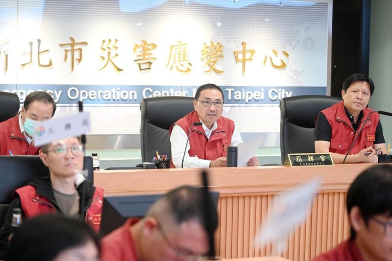 東北季風及颱風風神外圍環流共伴影響,新北市災害應變中心20日因應強降雨專案強化3級開設,新北市長侯友宜(後中)坐鎮主持會議,嚴防豪大雨。(新北市政府提供)中央社記者王鴻國傳真 114年10月20日